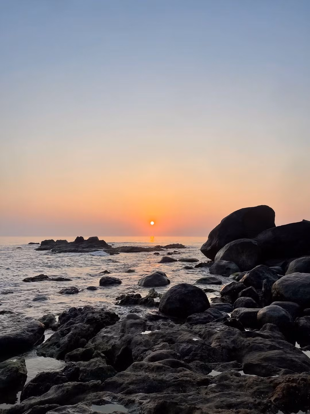 Biển Hàm Rồng nằm ở địa phận xã Vĩnh Lộc (trước đây là xã Vĩnh Hiền), tỉnh Thừa Thiên Huế, cách trung tâm thành phố khoảng 40 km. Đây là một trong những bãi biển còn giữ được sự nguyên sơ do nằm khá xa khu dân cư, đường vào còn tương đối khó đi. Ảnh Công Huân