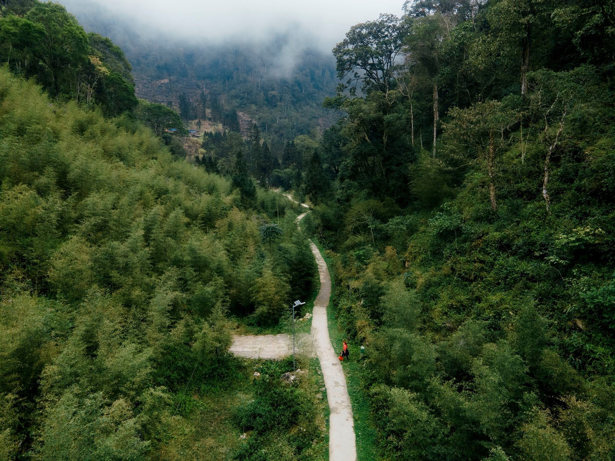 Do địa hình hiểm trở, không có sóng điện thoại và ít dịch vụ hỗ trợ, Sảo Há không phù hợp với mọi đối tượng du khách. Những người e ngại không gian trầm lắng, địa thế hẻo lánh hoặc không quen di chuyển đường núi nên cân nhắc trước khi ghé thăm. Khi tới làng, du khách cần giữ gìn trật tự, không xả rác, không tự ý xâm phạm không gian sinh hoạt của người dân.