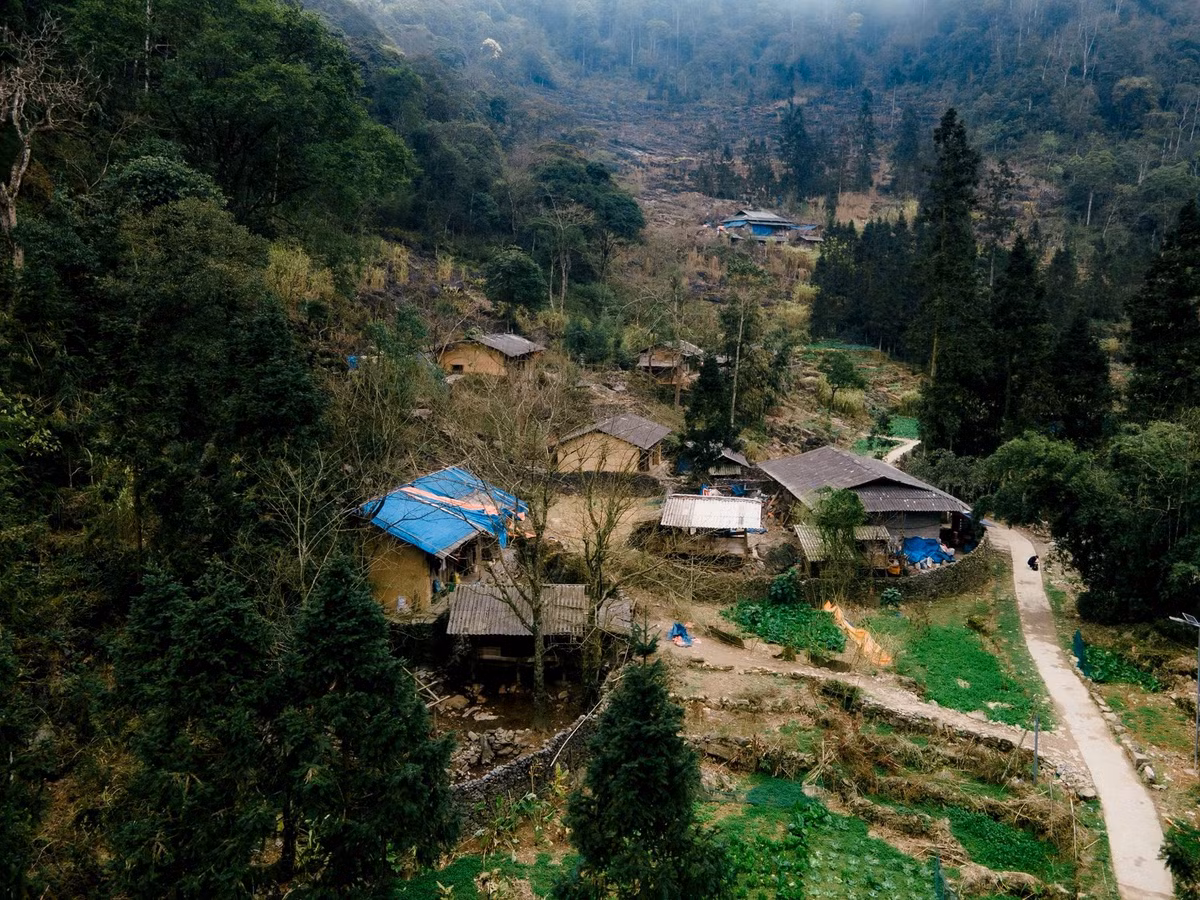 Sảo Há thuộc thôn Khó Chơ, nơi từng gần như tách biệt với thế giới bên ngoài, chỉ được biết đến rộng rãi hơn sau khi trở thành bối cảnh của bộ phim “Tết ở làng địa ngục”. Từ đó, cái tên Sảo Há gợi mở một miền không gian vừa hoang sơ, vừa phảng phất nét huyền bí giữa núi rừng Hà Giang.