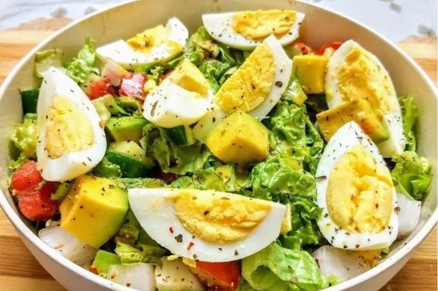 Vào những ngày muốn đổi vị, bạn có thể thử salad trứng gà và bơ, món ăn giàu axit béo omega-3 giúp tóc mềm mượt. Ảnh minh hoạ