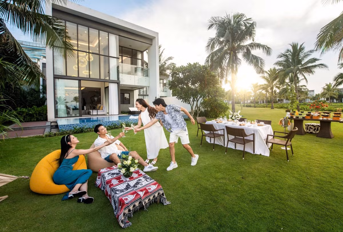 Cuối cùng, du lịch theo nhóm sẽ giúp tối ưu hóa chi phí và tăng thêm sự gắn kết. Việc thuê nhà nguyên căn rồi chia đều chi phí sẽ tiết kiệm hơn nhiều so với việc đặt nhiều phòng riêng lẻ. Ngoài ra, sinh hoạt chung trong một không gian riêng tư cũng mang lại nhiều khoảnh khắc đáng nhớ cho cả nhóm. Tuy nhiên, hãy đảm bảo đọc kỹ đánh giá và kiểm tra thông tin trước khi đặt để tránh rủi ro không đáng có. Ảnh Internet