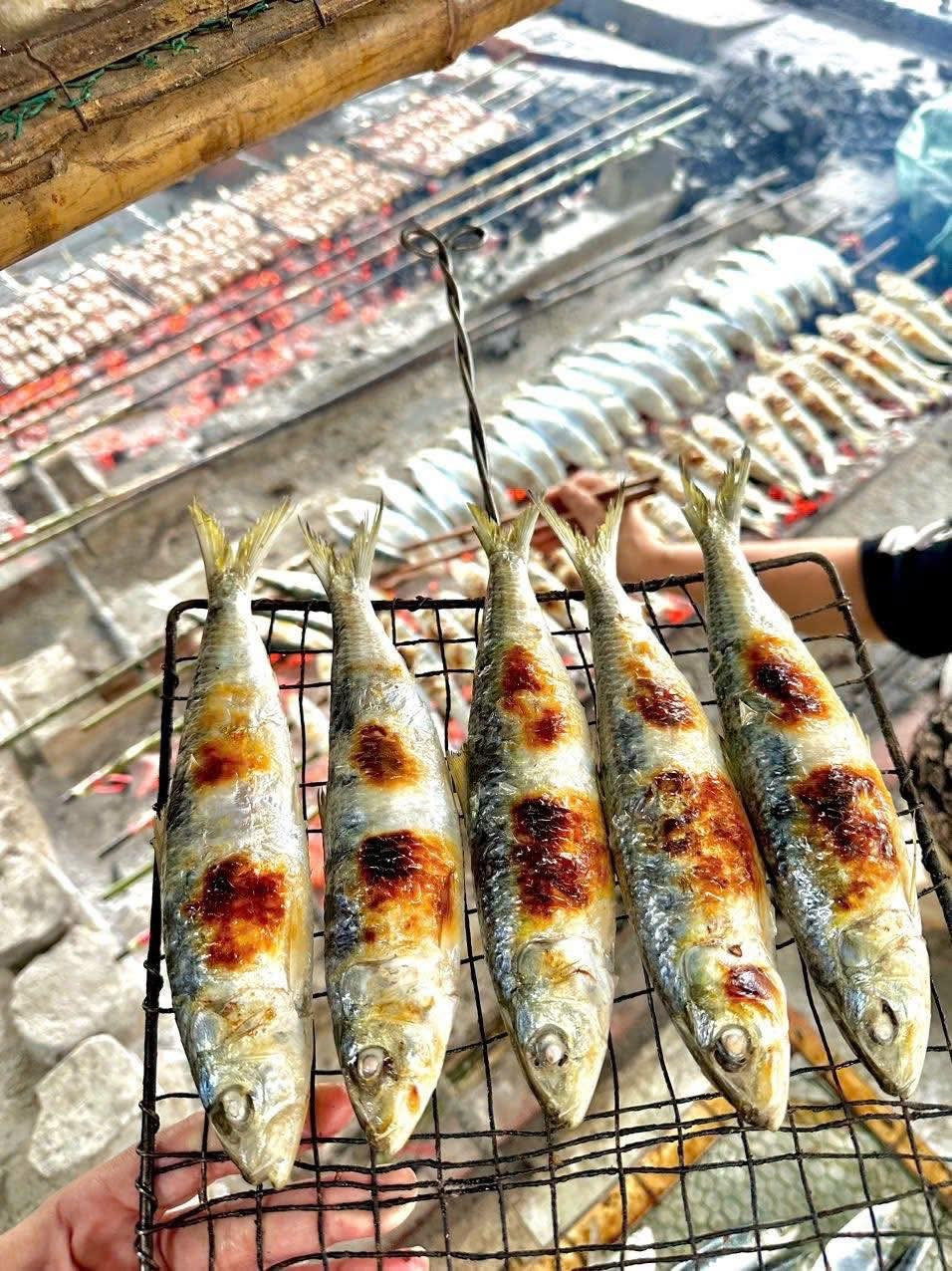 Những ngày gần đây, dọc bờ biển xã Hải Châu nhộn nhịp hơn thường lệ khi lượng khách tìm đến thưởng thức cá trích nướng tăng đột biến. Ngay từ sáng sớm, các bếp than đã đỏ lửa, khói bay nghi ngút giữa không gian biển. Ảnh Việt Phong