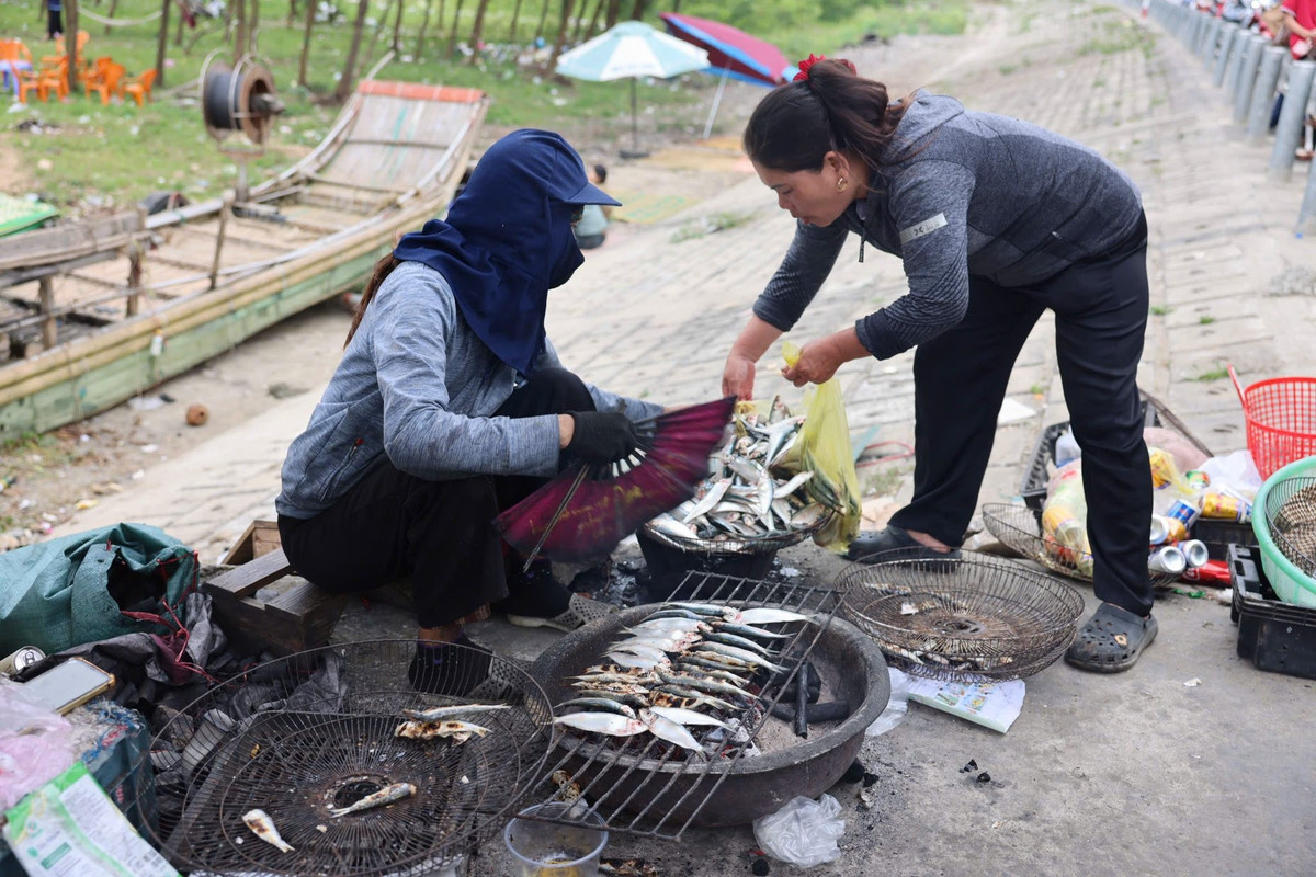 Sức hút của món ăn đến từ những đoạn video lan truyền trên mạng xã hội, ghi lại cảnh thưởng thức cá nướng ngay bên bãi biển, gió lộng, tạo nên trải nghiệm vừa mộc mạc vừa hấp dẫn. Ảnh Việt Phong