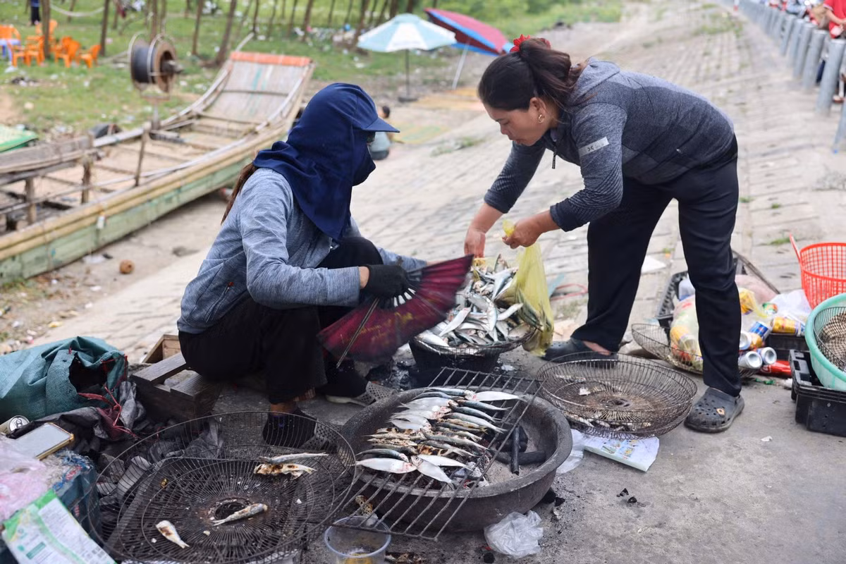 Sức hút của món ăn đến từ những đoạn video lan truyền trên mạng xã hội, ghi lại cảnh thưởng thức cá nướng ngay bên bãi biển, gió lộng, tạo nên trải nghiệm vừa mộc mạc vừa hấp dẫn. Ảnh Việt Phong