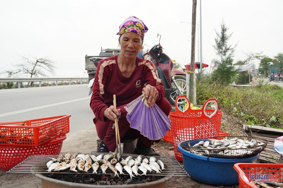 Theo người dân địa phương, yếu tố làm nên sức hấp dẫn của món cá trích nướng chính là độ tươi. Cá được đánh bắt gần bờ từ sáng sớm, khi thuyền vừa cập bến là mang đi nướng ngay. Ảnh Báo Vietnamnet