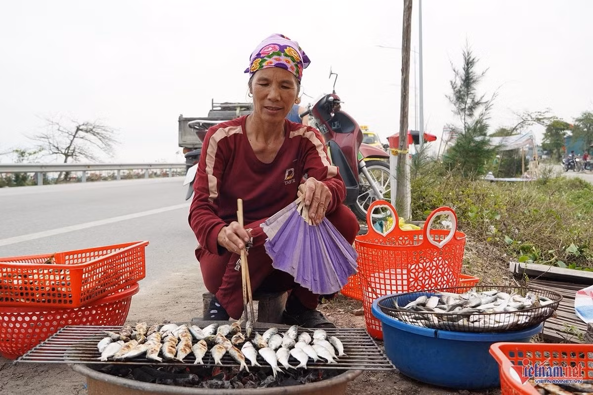 Theo người dân địa phương, yếu tố làm nên sức hấp dẫn của món cá trích nướng chính là độ tươi. Cá được đánh bắt gần bờ từ sáng sớm, khi thuyền vừa cập bến là mang đi nướng ngay. Ảnh Báo Vietnamnet