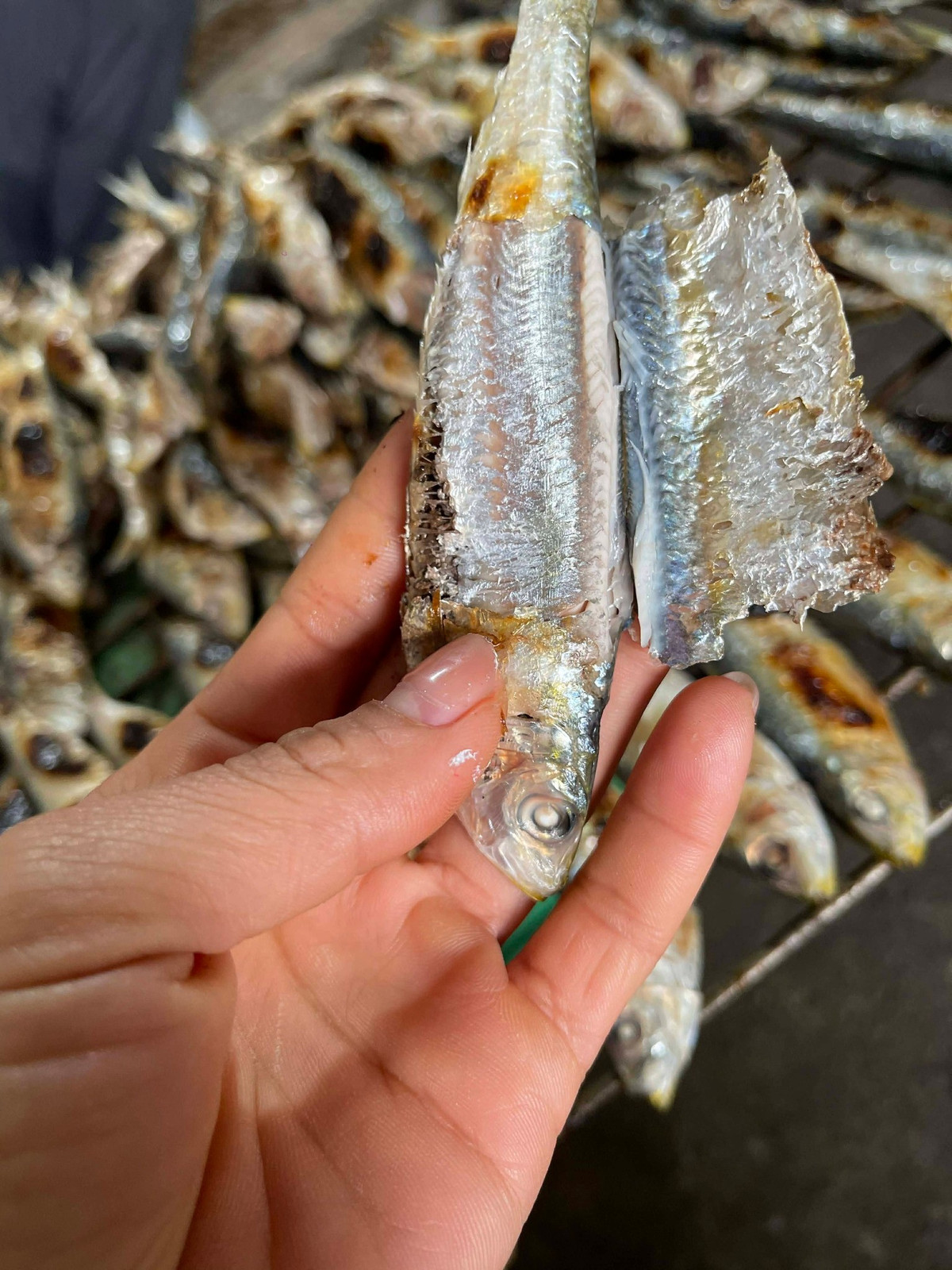 Chính quyền xã Hải Châu cho biết, đang từng bước khai thác giá trị từ hoạt động đánh bắt, chế biến hải sản gắn với phát triển du lịch trải nghiệm. Đồng thời, các biện pháp đảm bảo an ninh trật tự, an toàn giao thông khu vực ven biển cũng được tăng cường nhằm phục vụ người dân và du khách tốt hơn.Ảnh Duyên Duyên