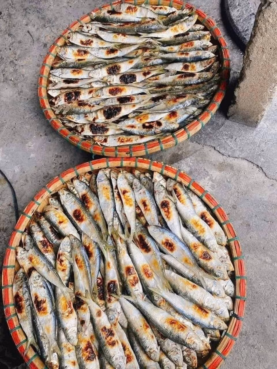 Sự lan tỏa mạnh mẽ trên mạng xã hội đã góp phần đưa cá trích nướng Hải Châu trở thành điểm đến ẩm thực mới. Không chỉ tăng lượng khách, hoạt động này còn giúp người dân địa phương có thêm nguồn thu trong mùa biển lặng. Trung bình mỗi ngày các hộ nướng cá, phục vụ người dân ăn tại chỗ cho thu nhập từ 2-5 triệu đồng/ngày. Ảnh Nghệ An 24H