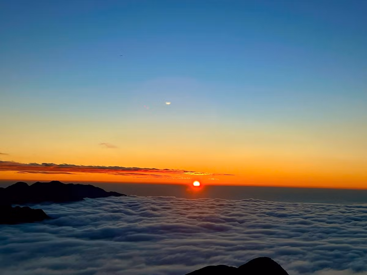 Hành trình khám phá rừng rêu Tà Dê Đơ đòi hỏi sự chuẩn bị kỹ lưỡng. Du khách nên mặc trang phục ấm, giày leo núi chắc chắn, mang theo đồ dùng cá nhân cơ bản. Ảnh Cuong Nguyen