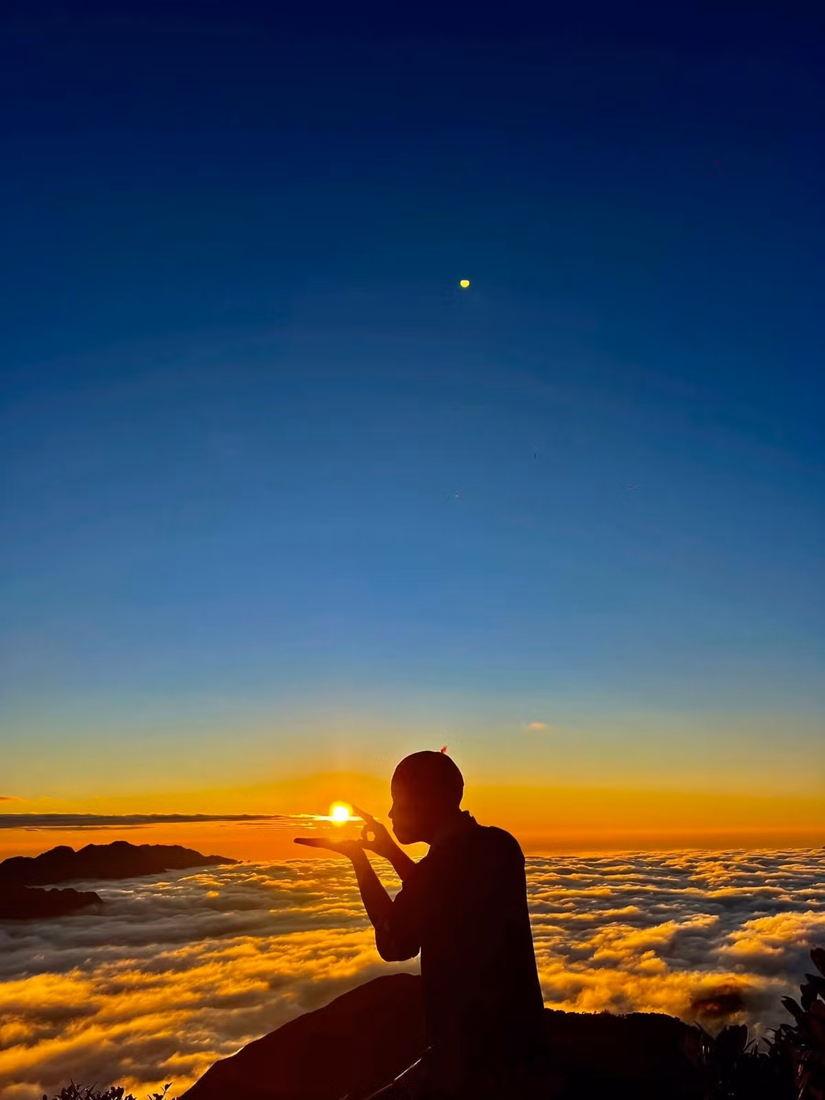 Không chỉ là trải nghiệm thiên nhiên, rừng rêu Tà Dê Đơ còn là hành trình cảm nhận sự hùng vĩ và tinh túy của núi rừng Tây Bắc. Mỗi bước chân giữa rêu xanh, mỗi ánh sáng xuyên qua tán lá, mỗi làn sương mờ ảo đều khiến du khách như lạc vào một thế giới cổ tích, nơi thiên nhiên vừa dịu dàng vừa hùng vĩ. Đây là điểm đến không thể bỏ qua với những ai đam mê khám phá, yêu thiên nhiên và muốn tìm kiếm những trải nghiệm khó quên ở Việt Nam. Ảnh Cuong Nguyen