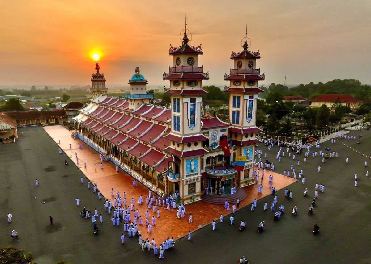 Cách Núi Bà Đen không xa, Tòa Thánh Cao Đài Tây Ninh là điểm nhấn đặc biệt trong bản đồ du lịch tâm linh của tỉnh. Đây là trung tâm tín ngưỡng lớn nhất của đạo Cao Đài, nổi bật với kiến trúc rực rỡ, kết hợp hài hòa giữa phong cách Á – Âu.