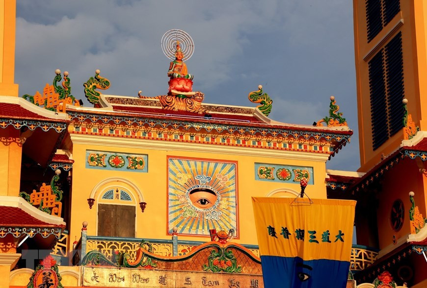 Không gian bên trong Tòa Thánh được bài trí trang nghiêm, trật tự, phản ánh rõ triết lý dung hòa các tôn giáo của đạo Cao Đài. Du khách đến đây không chỉ tham quan công trình kiến trúc độc đáo mà còn có cơ hội tham dự các buổi lễ, lắng nghe tiếng chuông vang vọng, cảm nhận sự tĩnh lặng giữa không gian linh thiêng. Ảnh Vietnamplus