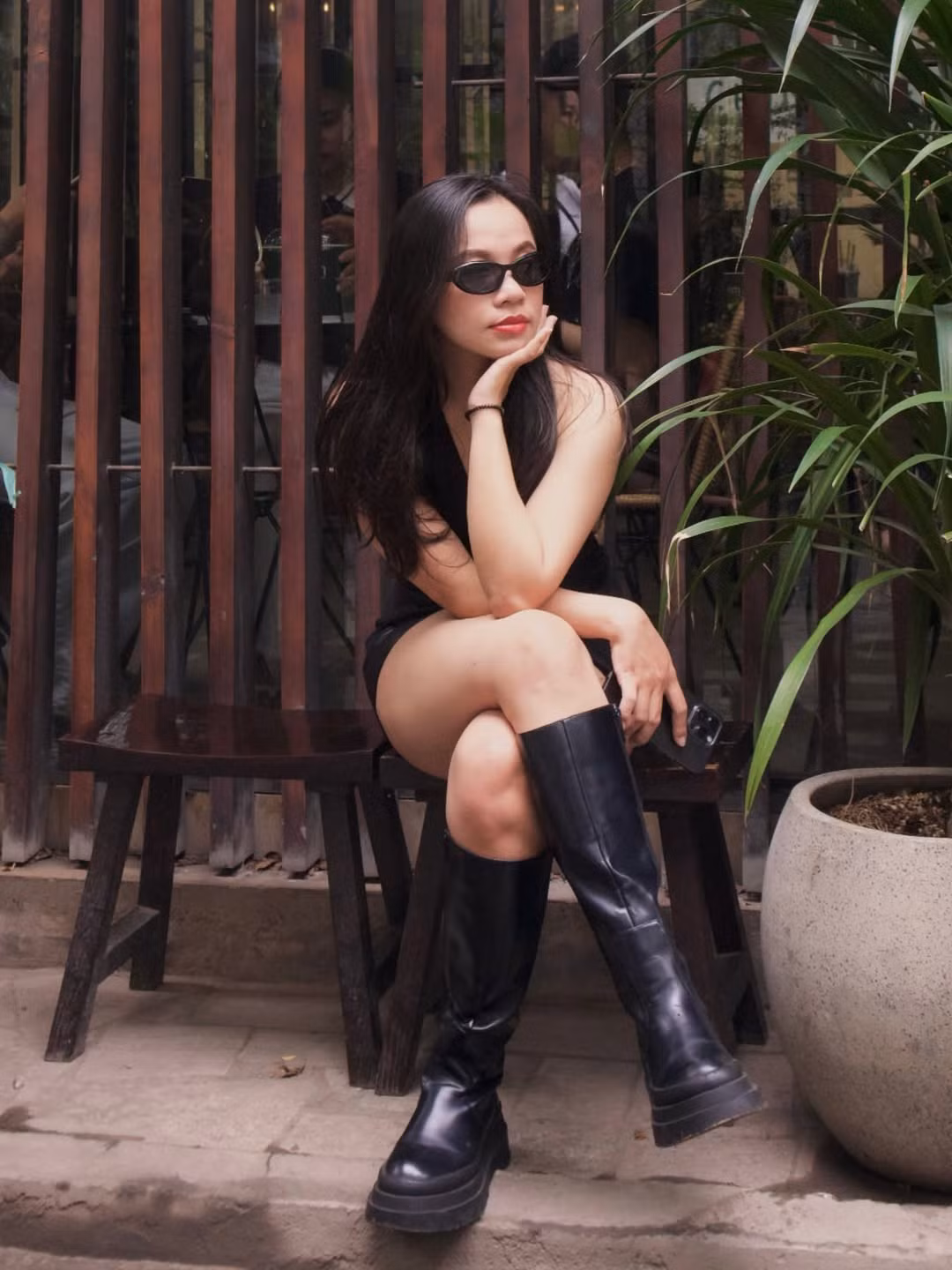 Những tia nắng xuyên qua tán lá cùng không khí mát dịu khiến nhiều thực khách liên tưởng đến mùa thu Hà Nội – vàng rực, hanh hao và đầy thơ mộng. Ảnh memngon