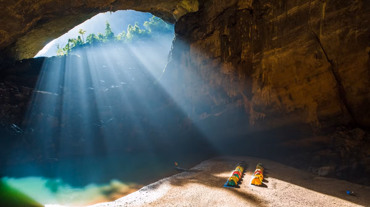 Tại Quảng Trị, sau mùa mưa lũ, Hang Én thuộc Vườn quốc gia Phong Nha – Kẻ Bàng trở thành điểm đến lý tưởng. Khi trời nắng, ánh sáng chiếu sâu vào hang tạo nên hiệu ứng kỳ ảo, được xem là khoảnh khắc hiếm có trong năm, khiến hành trình thám hiểm thêm phần ấn tượng. Ảnh Vietravel