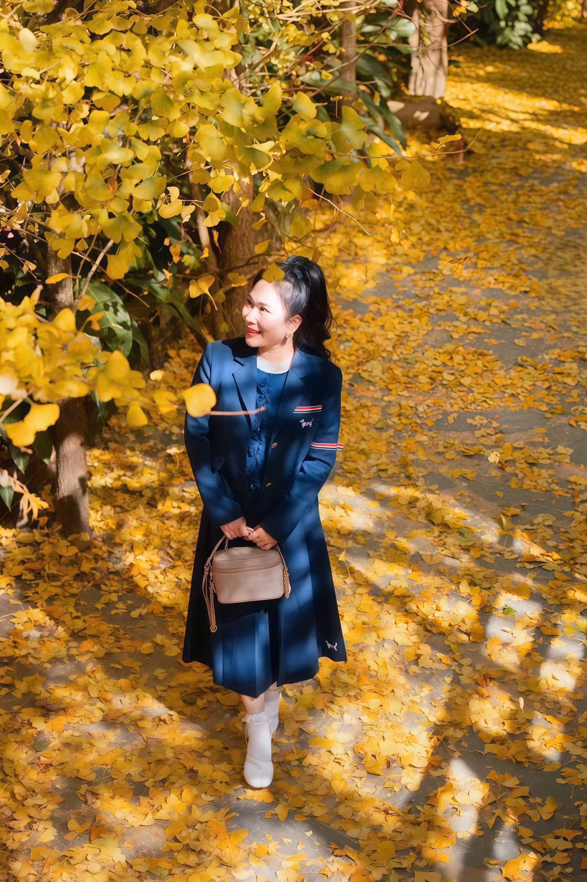 Khi thời tiết vào độ đẹp nhất, ánh nắng mỏng của mùa đông chiếu qua những phiến lá vàng, tạo nên bối cảnh lý tưởng cho những bức ảnh chân dung, ảnh cặp đôi hay ảnh phong cảnh. Ảnh Phạm Huệ