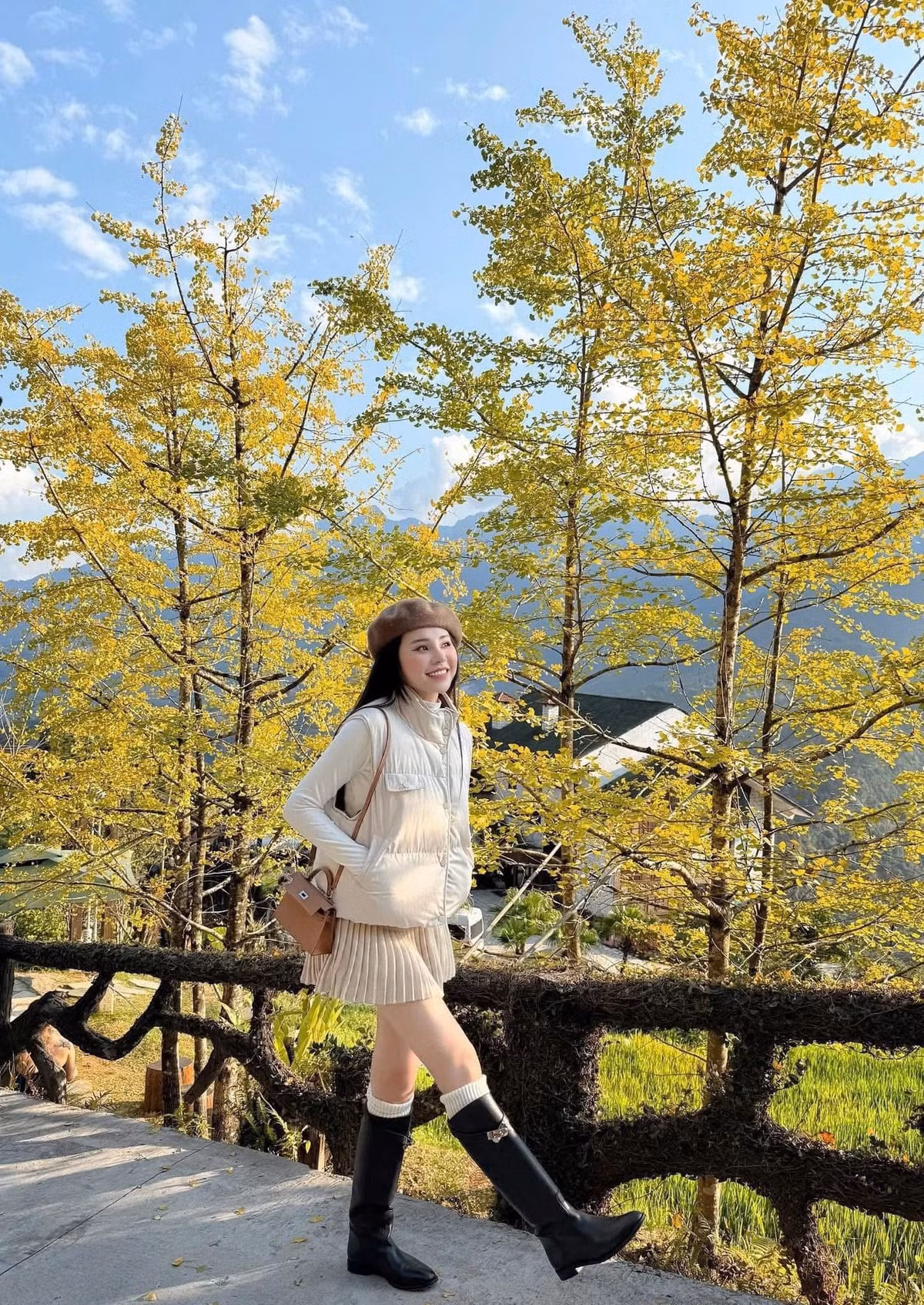 Loài cây vốn xanh mướt quanh năm này bỗng thay áo chỉ trong chớp nhoáng, khiến không gian Sa Pa trở nên tựa như một góc phố Hàn Quốc giữa miền núi phía Bắc. Ảnh Internet