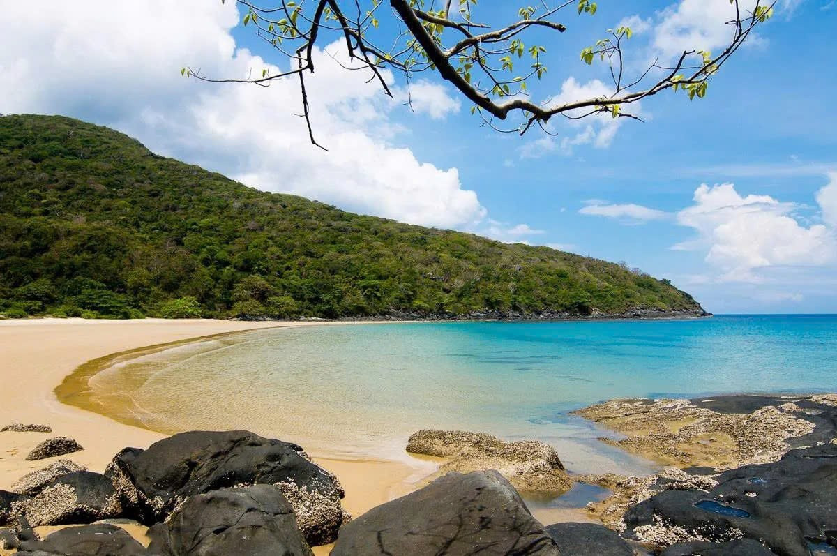 Trong danh sách này, Côn Đảo (Việt Nam) xếp vị trí thứ 5. Các chuyên gia của Vogue nhận định Việt Nam đang trở thành một trong những điểm đến được nhắc đến nhiều nhất trong năm nay. Tuy nhiên, thay vì những nơi đông đúc, nhiều du khách quốc tế mong muốn tìm kiếm các không gian vẫn giữ được sự tĩnh lặng, nguyên bản và Côn Đảo là lựa chọn tiêu biểu. Ảnh Asia Travel