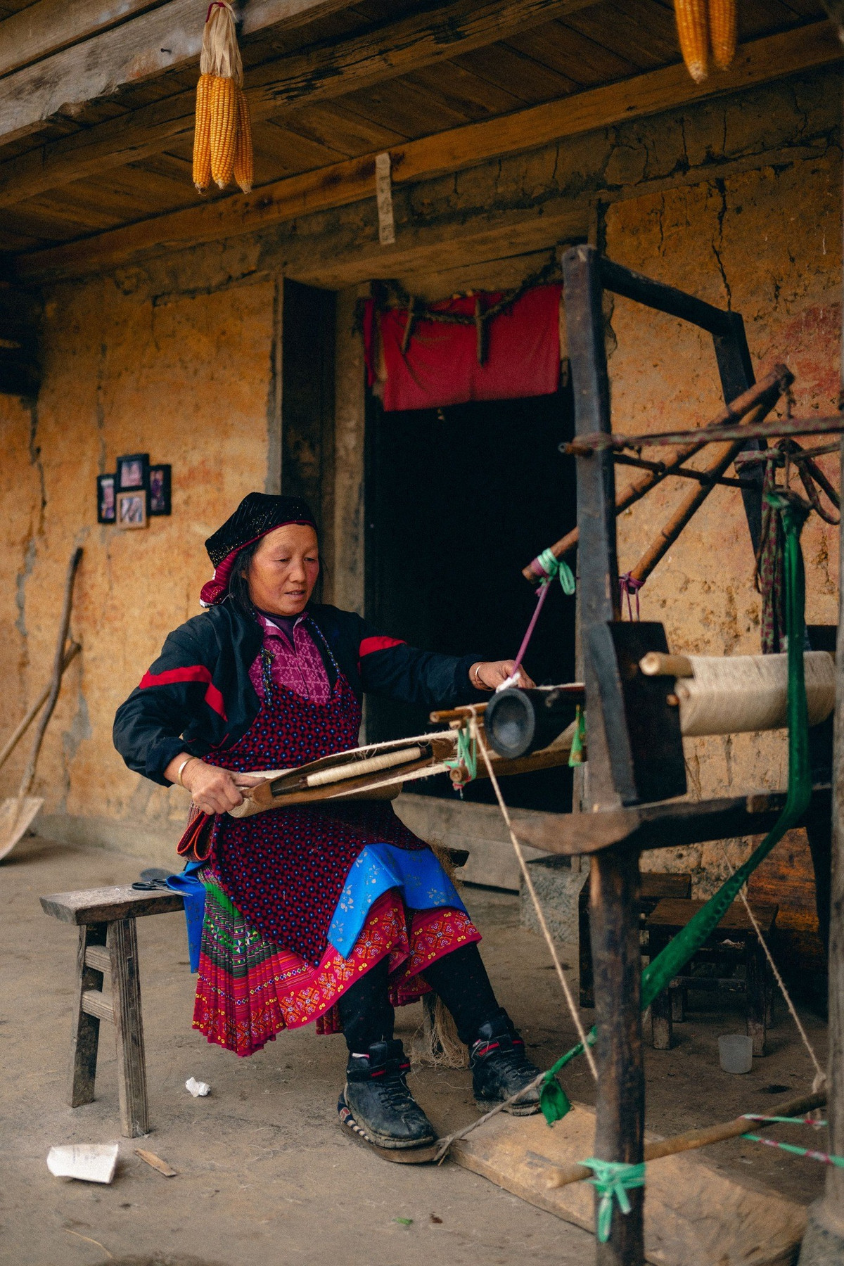 Vào mùa hè, khi nương ngô xanh mướt trải dài, hồ Mắt Rồng trở thành điểm dừng chân lý tưởng để du khách ngắm cảnh, chụp ảnh và tận hưởng không khí mát lành giữa cao nguyên đá. Ảnh Hoàng Minh Đức