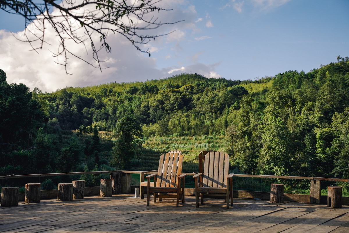Một số người dân trong làng còn nhận dẫn khách tham quan cột cờ Lũng Cú, điểm cực Bắc thực tế, hoặc đưa du khách khám phá các bản làng hoang sơ ít người biết quanh khu vực. Ảnh Hà Tý