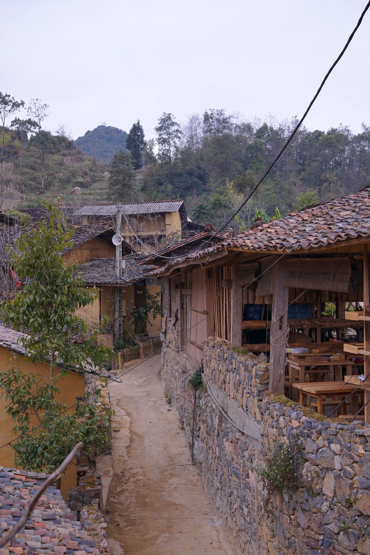 Một trong những nét đặc biệt của Thèn Pả là xóm nhỏ gồm khoảng 10 hộ dân thuộc đại gia đình họ Vàng, đã quần cư tại đây hơn một thế kỷ. Qua nhiều thế hệ, các gia đình vẫn duy trì nếp sinh hoạt cũ, từ cách dựng nhà, canh tác nương rẫy cho đến các nghi lễ truyền thống gắn với đời sống cộng đồng. Ảnh Phương Đặng