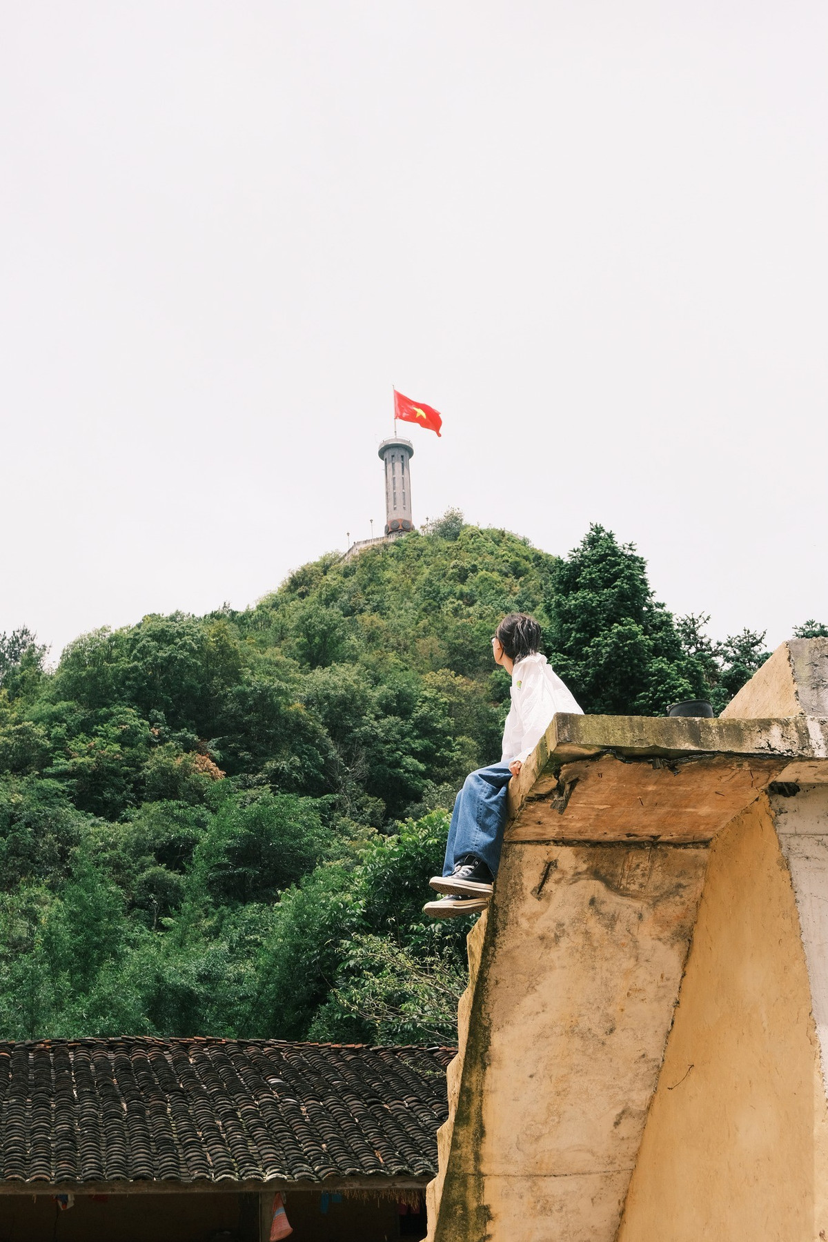 Mùa thu, ruộng bậc thang chín vàng, tạo nên khung cảnh thơ mộng, yên ả. Sang đông, sương mù bao phủ bản làng vào sáng sớm, khiến Thèn Pả như ẩn hiện trong mây, mang vẻ đẹp tĩnh lặng, rất riêng của miền địa đầu. Ảnh Hà Tý
