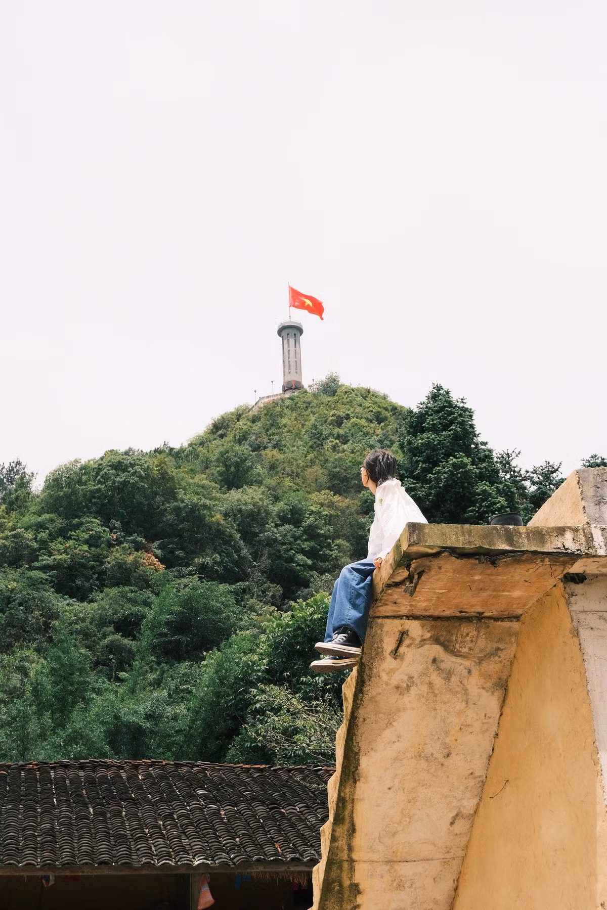Mùa thu, ruộng bậc thang chín vàng, tạo nên khung cảnh thơ mộng, yên ả. Sang đông, sương mù bao phủ bản làng vào sáng sớm, khiến Thèn Pả như ẩn hiện trong mây, mang vẻ đẹp tĩnh lặng, rất riêng của miền địa đầu. Ảnh Hà Tý