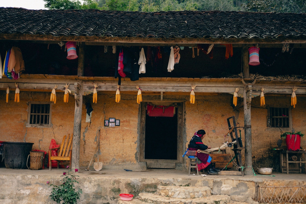 Dưới chân núi Rồng có hai hồ nước ngọt tự nhiên, được người dân địa phương gọi là “Mắt Rồng”. Một hồ nằm gần thôn Lô Lô Chải, hồ còn lại kề bên Thèn Pả. Theo người dân bản địa, hai hồ này quanh năm không cạn, nước trong xanh, phẳng lặng, phản chiếu mây trời và núi đá. Ảnh Hoàng Minh Đức