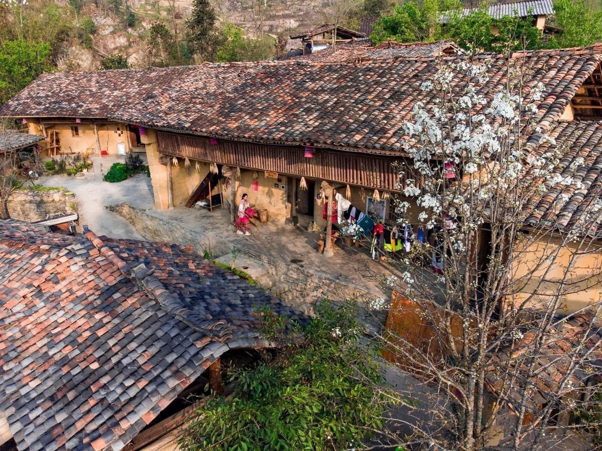 Nhờ vị trí nằm ngay dưới chân cột cờ Lũng Cú, Thèn Pả là điểm lưu trú thuận lợi để du khách dậy sớm leo núi Rồng, đón bình minh nơi địa đầu đất nước. Từ đỉnh núi, phóng tầm mắt ra xa, thung lũng Thèn Ván mở ra bên trái, trong khi phía bên phải là thượng nguồn dòng Nho Quế xanh biếc uốn lượn giữa núi đá. Ảnh Nguyễn Đức Sỹ