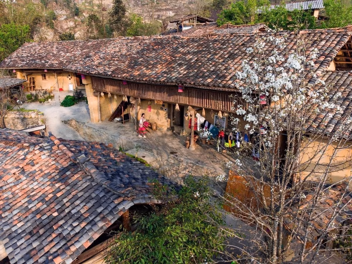 Nhờ vị trí nằm ngay dưới chân cột cờ Lũng Cú, Thèn Pả là điểm lưu trú thuận lợi để du khách dậy sớm leo núi Rồng, đón bình minh nơi địa đầu đất nước. Từ đỉnh núi, phóng tầm mắt ra xa, thung lũng Thèn Ván mở ra bên trái, trong khi phía bên phải là thượng nguồn dòng Nho Quế xanh biếc uốn lượn giữa núi đá. Ảnh Nguyễn Đức Sỹ