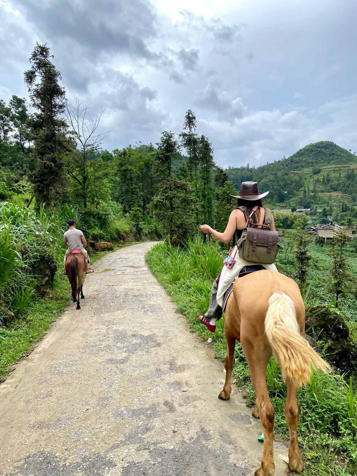 Thèn Pả mang vẻ đẹp biến chuyển theo từng mùa trong năm. Mùa xuân, bản làng rực rỡ sắc hoa đào, hoa lê nở trắng triền núi, điểm xuyết trên những con đường đất quanh co và trong vườn nhà người dân. Ảnh Hà Tý