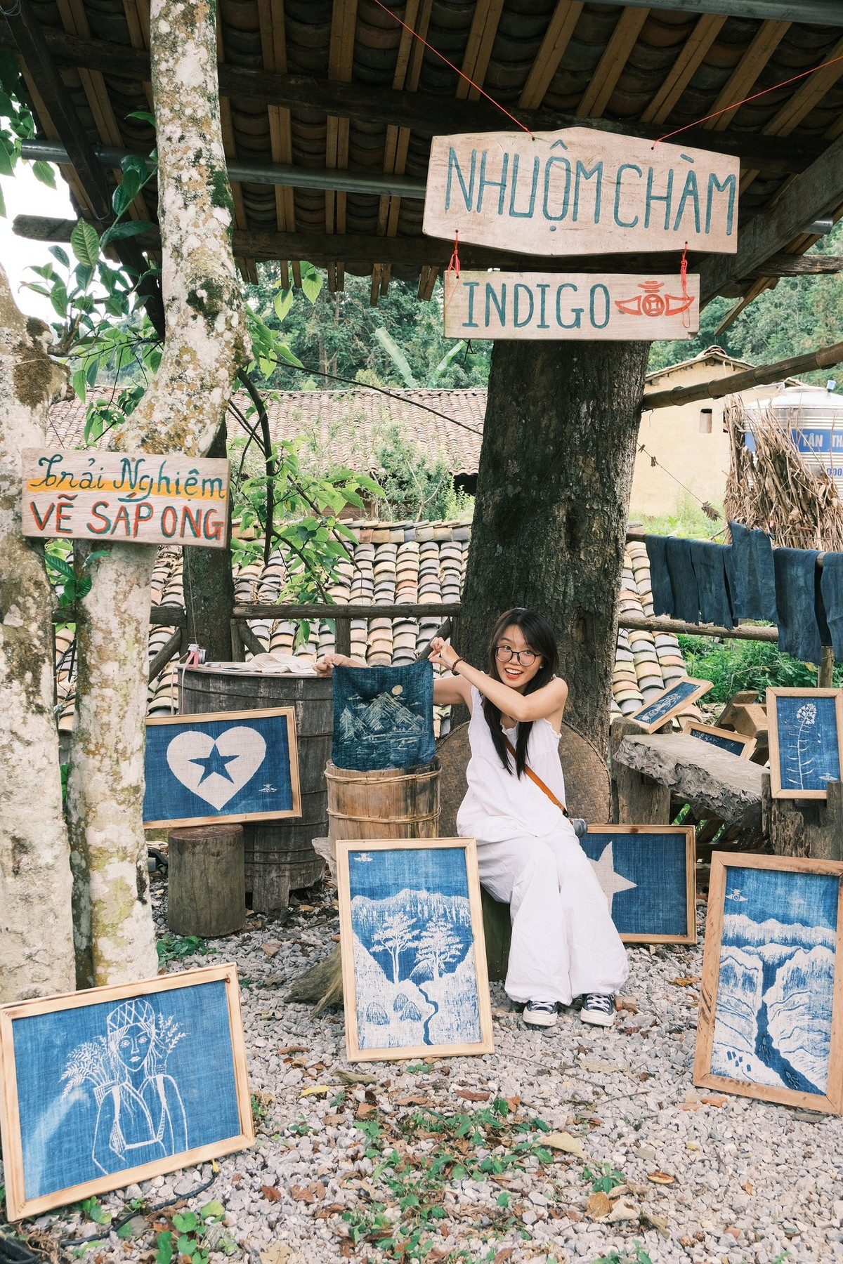 Hiện nay, Thèn Pả đã bắt đầu đón khách du lịch theo mô hình cộng đồng, nhưng vẫn giữ quy mô nhỏ, không thương mại hóa ồ ạt. Du khách có thể nghỉ tại các homestay trong nhà dân với mức giá khoảng 150.000 – 180.000 đồng/đêm, sinh hoạt cùng gia đình chủ nhà và thưởng thức các bữa ăn truyền thống của người Mông. Ảnh Hà Tý