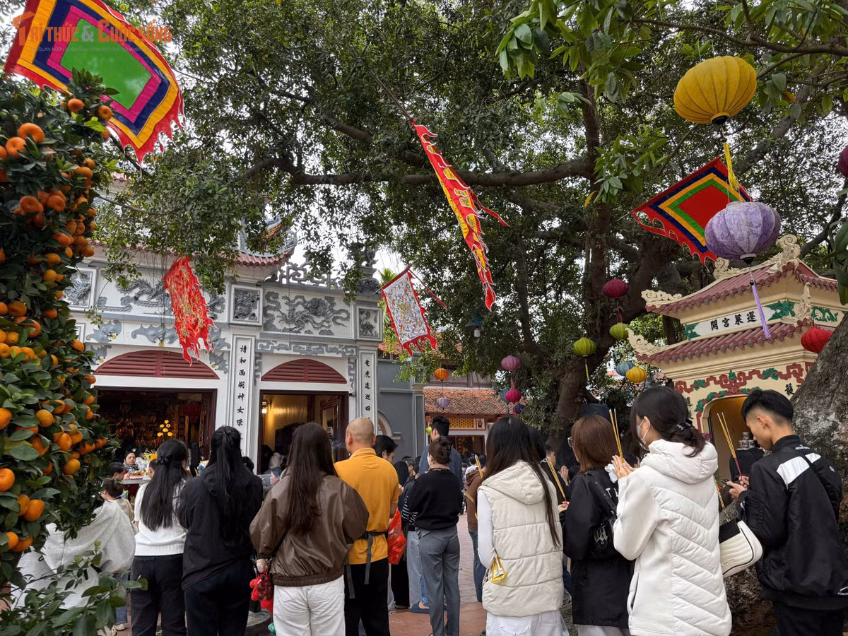 Dù lượng người đổ về đông, công tác an ninh trật tự được đảm bảo. Người dân xếp hàng, giữ khoảng cách khi dâng hương, hạn chế chen lấn, xả rác. Ý thức ứng xử văn minh nơi thờ tự ngày càng được nâng cao, góp phần gìn giữ sự tôn nghiêm của không gian tâm linh giữa lòng đô thị hiện đại.