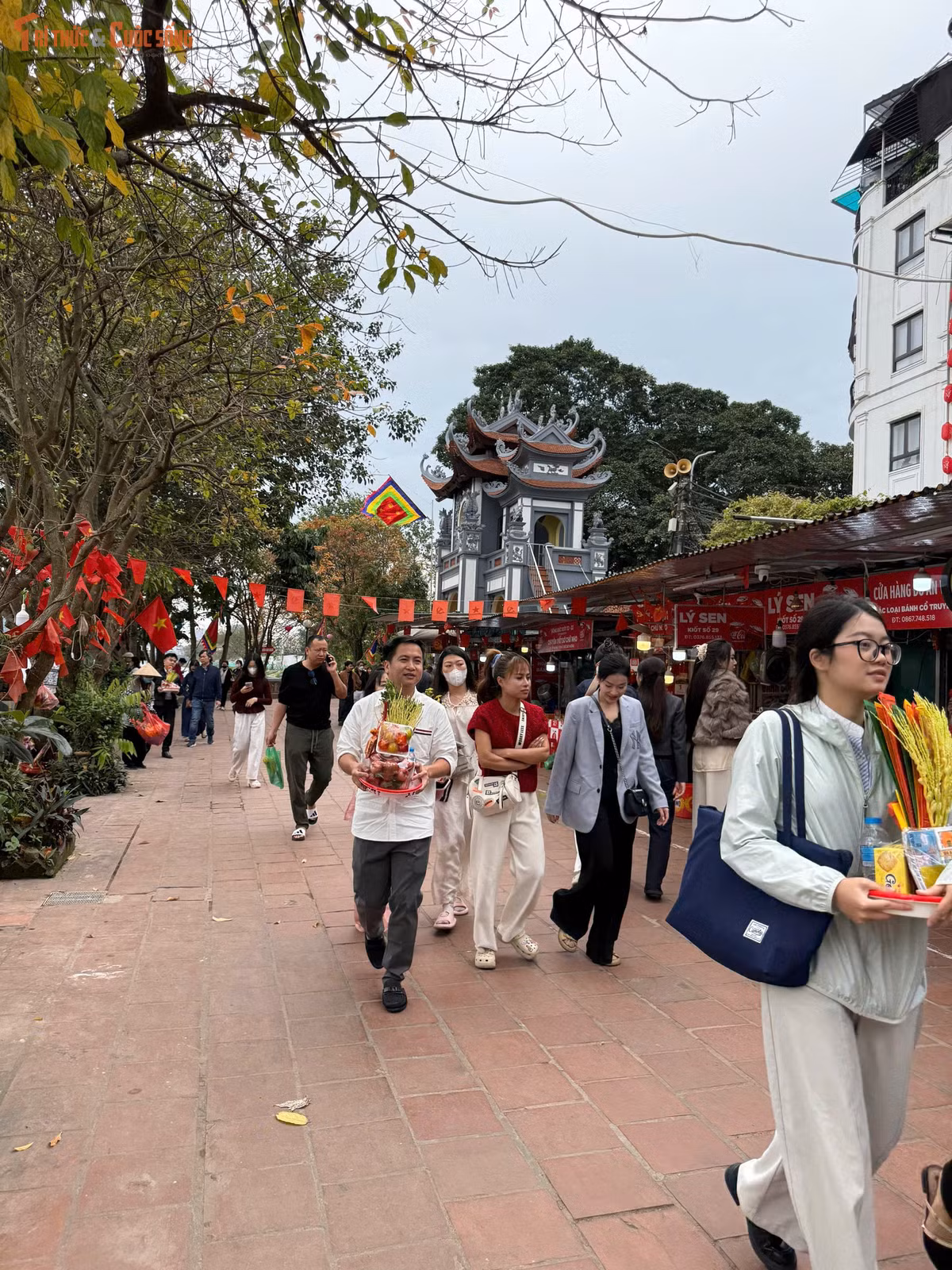 Phủ Tây Hồ vốn là điểm đến tâm linh quen thuộc của người dân Thủ đô và du khách thập phương. Mỗi dịp lễ, Tết, đặc biệt vào Rằm tháng Giêng, lễ Vu Lan hay ngày tiệc Mẫu (3/3, 12/6, 15/8 âm lịch), nơi đây luôn đón lượng lớn người hành hương.