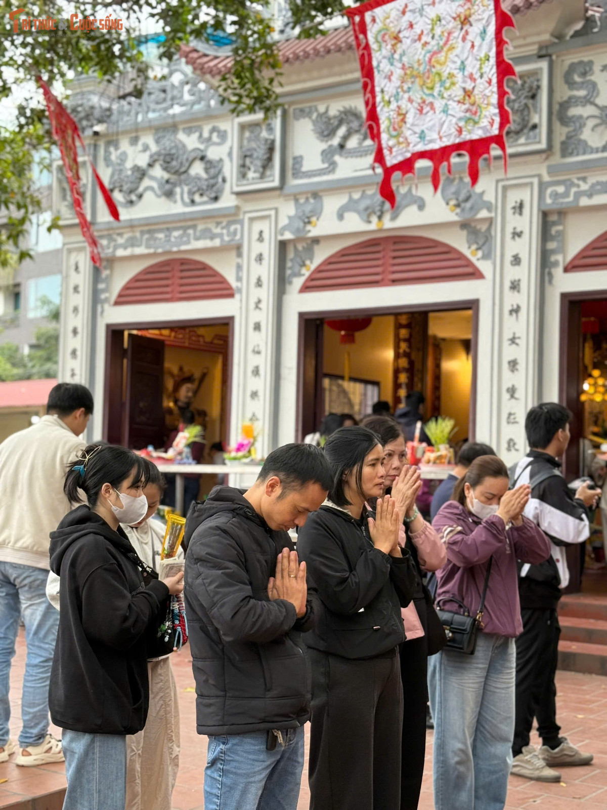 Bên trong khuôn viên, người dân xếp hàng ngay ngắn, thành tâm khấn lễ. Các ban thờ được bố trí ngăn nắp, không xảy ra tình trạng chen lấn, xô đẩy. Ban quản lý di tích liên tục phát loa nhắc nhở thực hiện nếp sống văn minh nơi thờ tự, hạn chế đốt vàng mã tràn lan, không đặt tiền lẻ tùy tiện lên ban thờ, tượng thánh. So với trước, nhiều người đã có ý thức hơn khi dâng lễ gọn gàng, giữ gìn sự tôn nghiêm.