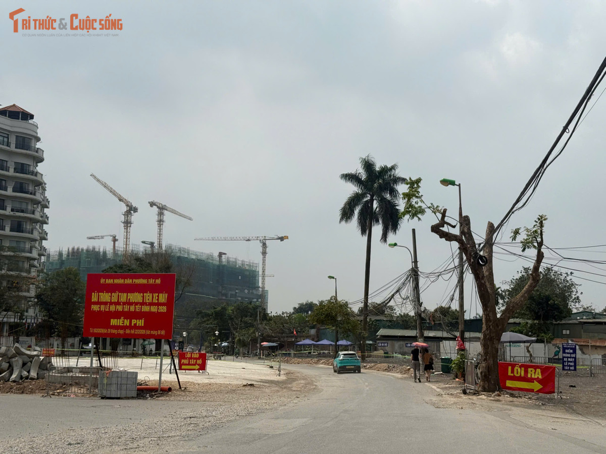 Công tác phân luồng giao thông cũng được thực hiện từ sớm. Các lối vào, lối ra được đặt biển chỉ dẫn rõ ràng; khu vực gửi xe được sắp xếp riêng, có bảng niêm yết giá cụ thể. Nhờ đó, tình trạng ùn tắc cục bộ giảm đáng kể so với trước