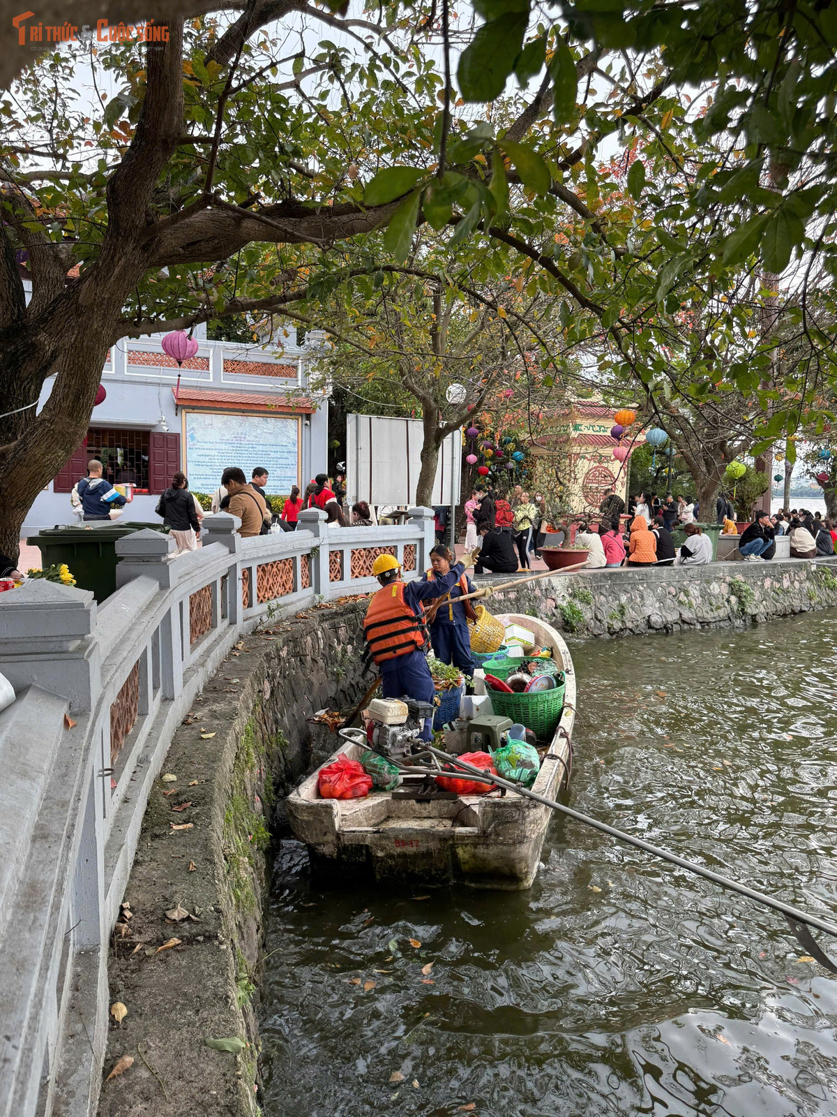 Bên cạnh đó, lực lượng vệ sinh môi trường thường xuyên thu gom rác, giữ cho khu vực quanh hồ và lối đi sạch sẽ, hạn chế rác thải sau lễ.