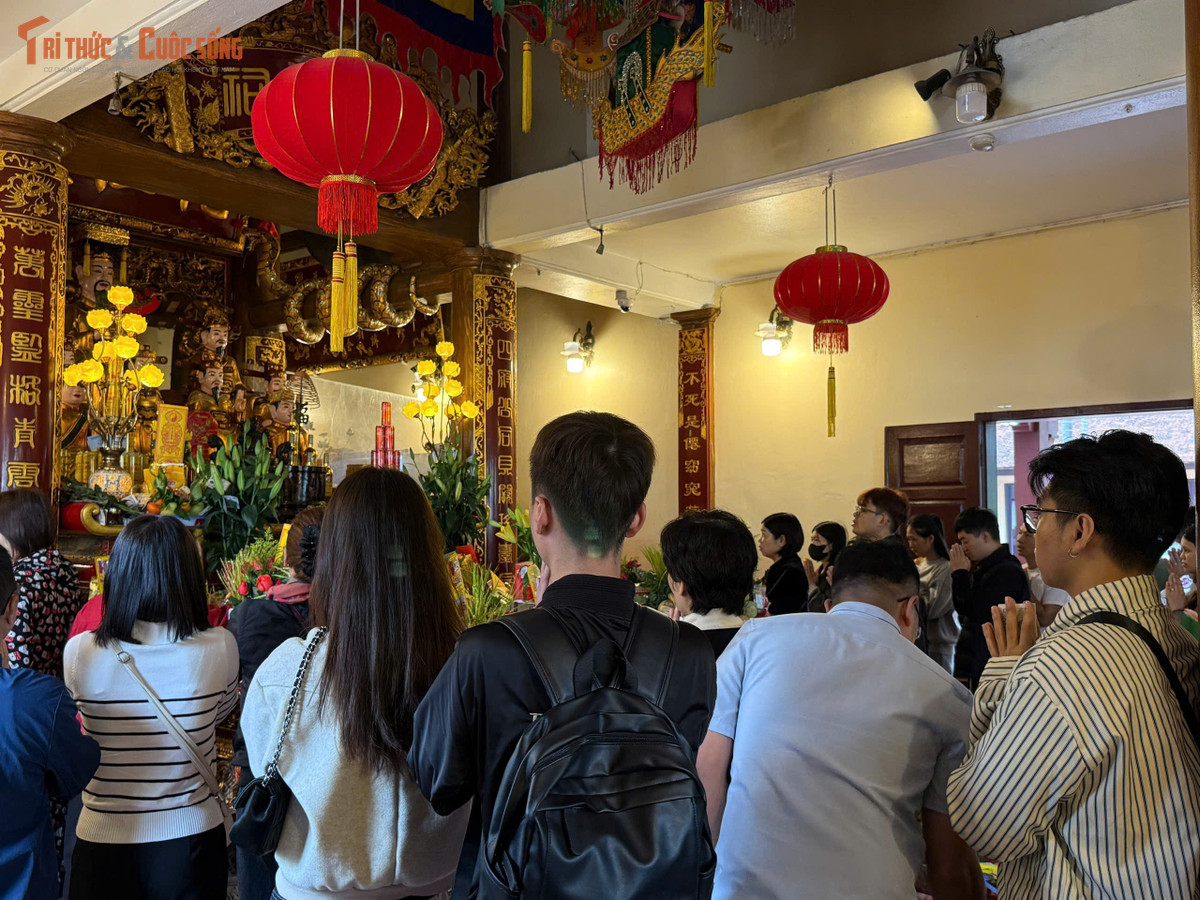 Quan niệm “cúng cả năm không bằng Rằm tháng Giêng” khiến nhiều người dù bận rộn vẫn thu xếp thời gian đi lễ, gửi gắm những ước nguyện cho một năm bình an, thuận lợi.