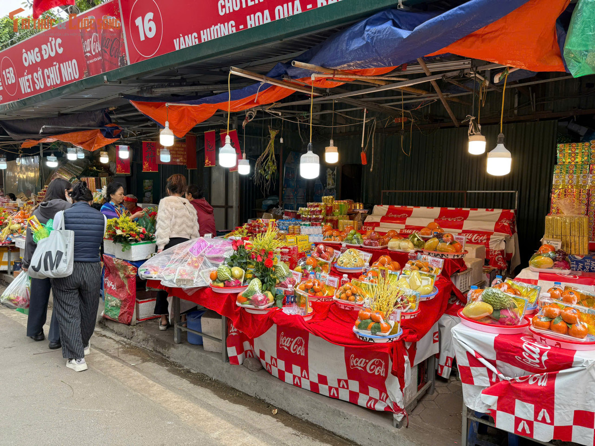 Các gian hàng bày bán lễ, hoa quả, vàng mã, hàng quán ăn được bố trí thành từng dãy, có lối đi riêng. Giá cả được niêm yết công khai.