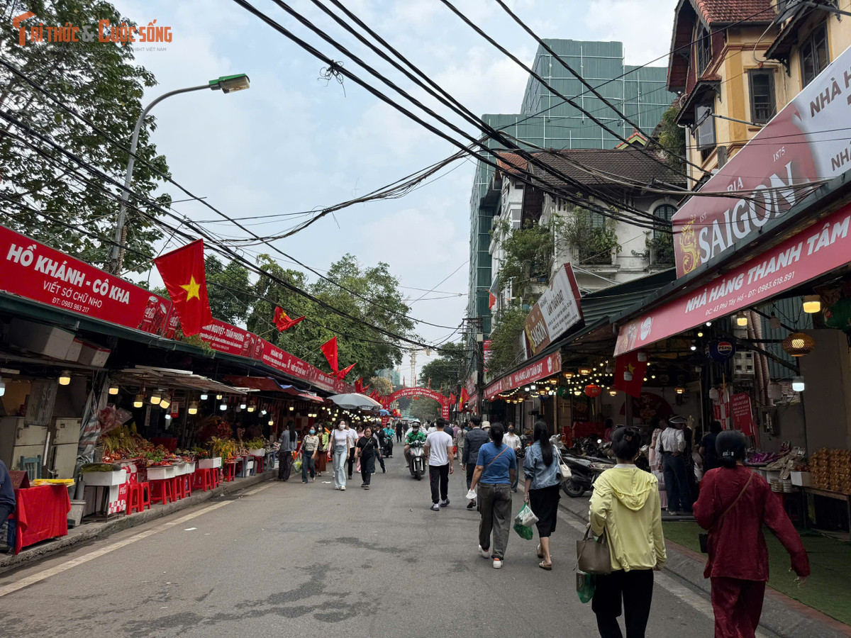 Từ sáng sớm, dòng người đổ về phủ dâng hương, cầu bình an, tài lộc. Khu vực bên ngoài phủ được quy hoạch lại theo hướng thông thoáng.