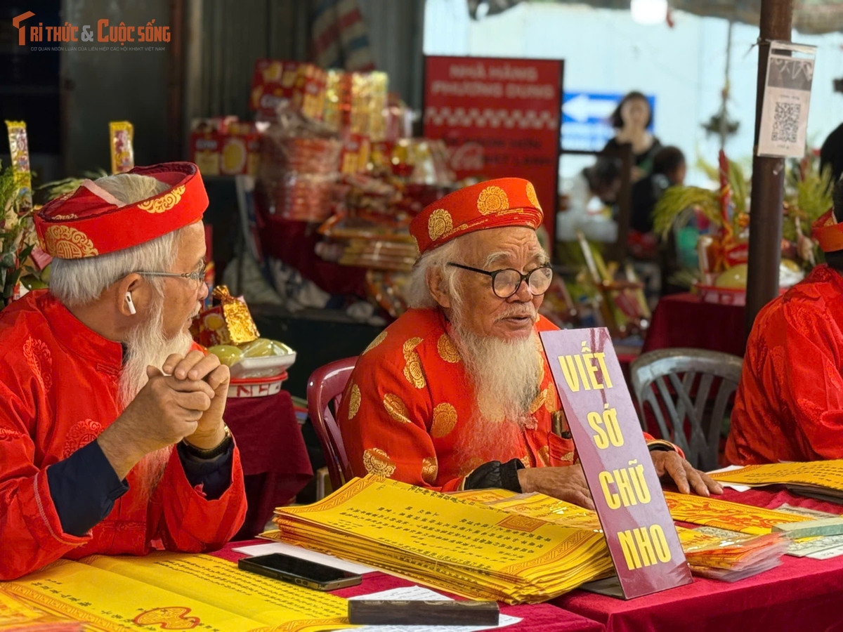 Những tờ sớ vàng, nét mực nắn nót như chuyên chở bao ước vọng về tài lộc, công danh, học hành đỗ đạt.