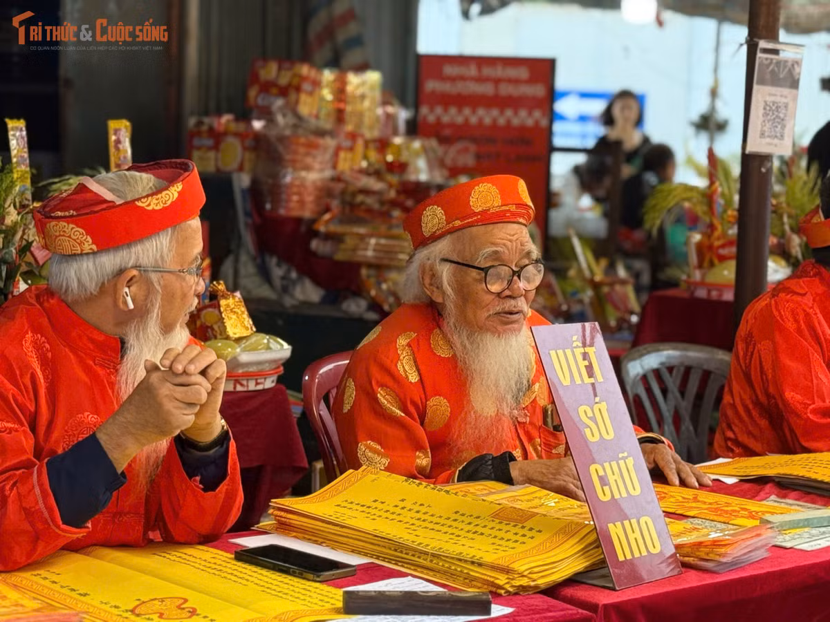 Những tờ sớ vàng, nét mực nắn nót như chuyên chở bao ước vọng về tài lộc, công danh, học hành đỗ đạt.