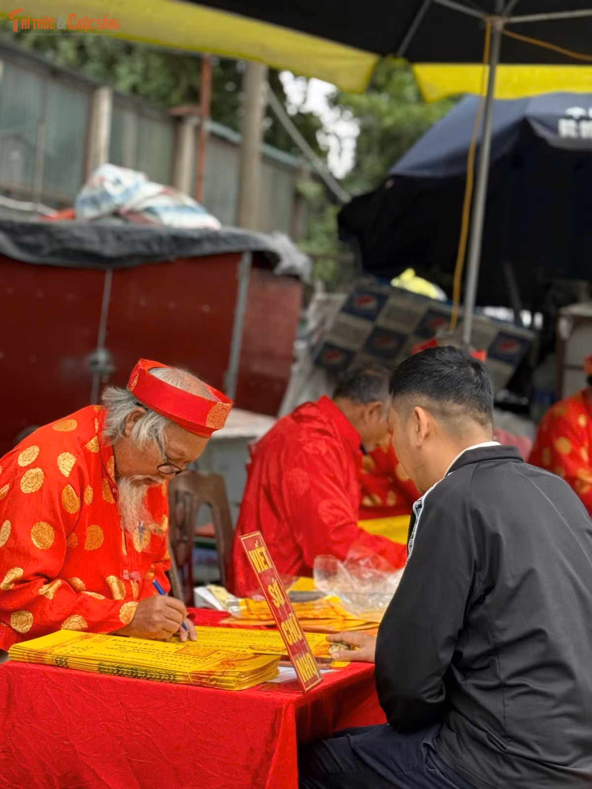 Hình ảnh các “ông đồ” trong trang phục truyền thống ngồi bên bàn đỏ, cặm cụi viết sớ, viết chữ cầu may cũng góp phần làm nên sắc xuân đặc trưng tại Phủ Tây Hồ.