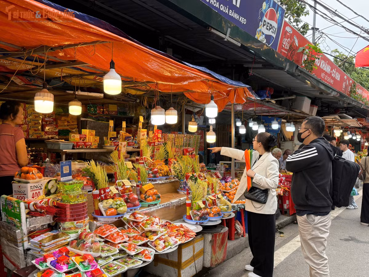 Từ sáng sớm, khu vực Phủ Tây Hồ (Hà Nội) đã tấp nập người ra vào. Dưới những tán cây cổ thụ rợp bóng, đèn lồng sắc màu và cờ hội bay phấp phới, từng dòng người chắp tay thành kính, lặng lẽ dâng hương trước ban thờ Mẫu. Khói hương quyện trong không gian tạo nên bầu không khí vừa linh thiêng, vừa ấm áp của ngày đầu xuân.