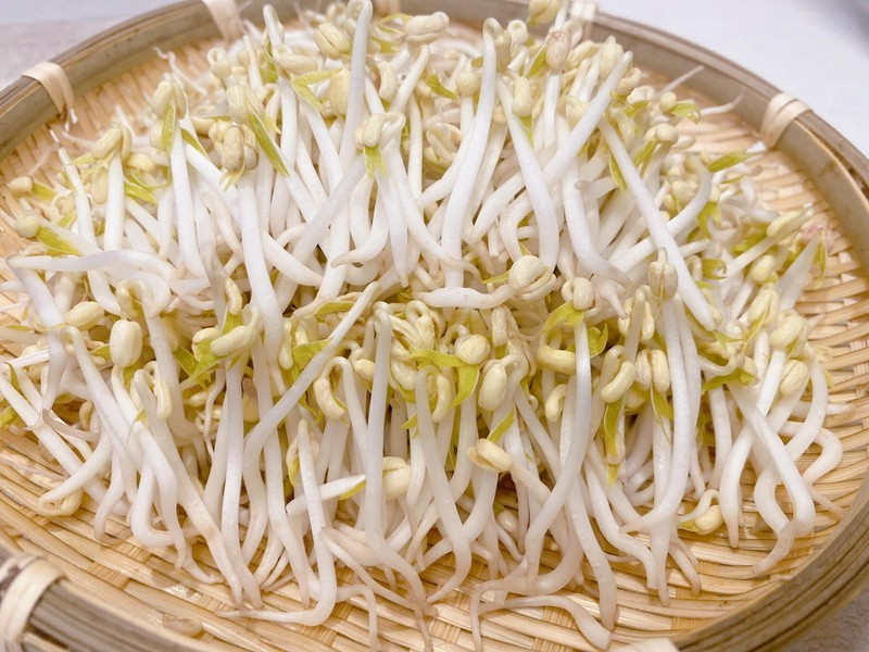 Ngoài ra, magie, kẽm và mangan trong giá đỗ kết hợp cùng vitamin C, D giúp tăng mật độ xương, phòng ngừa loãng xương – đặc biệt hữu ích cho người lớn tuổi và phụ nữ sau mãn kinh. Ảnh minh họa