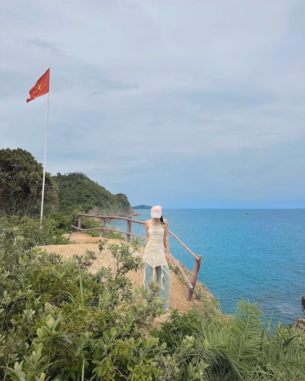 Tuy nhiên, du lịch tự túc cũng đòi hỏi nhiều sự chuẩn bị. Du khách cần đặt vé tàu sớm, theo dõi dự báo thời tiết để tránh ảnh hưởng từ biển động, đồng thời chủ động lên kế hoạch ăn uống và nghỉ ngơi. Với những người ít kinh nghiệm đi đảo hoặc đi theo nhóm đông, việc lo liệu mọi thứ có thể gây áp lực, đặc biệt trong mùa cao điểm. Ảnh Thu Thảo