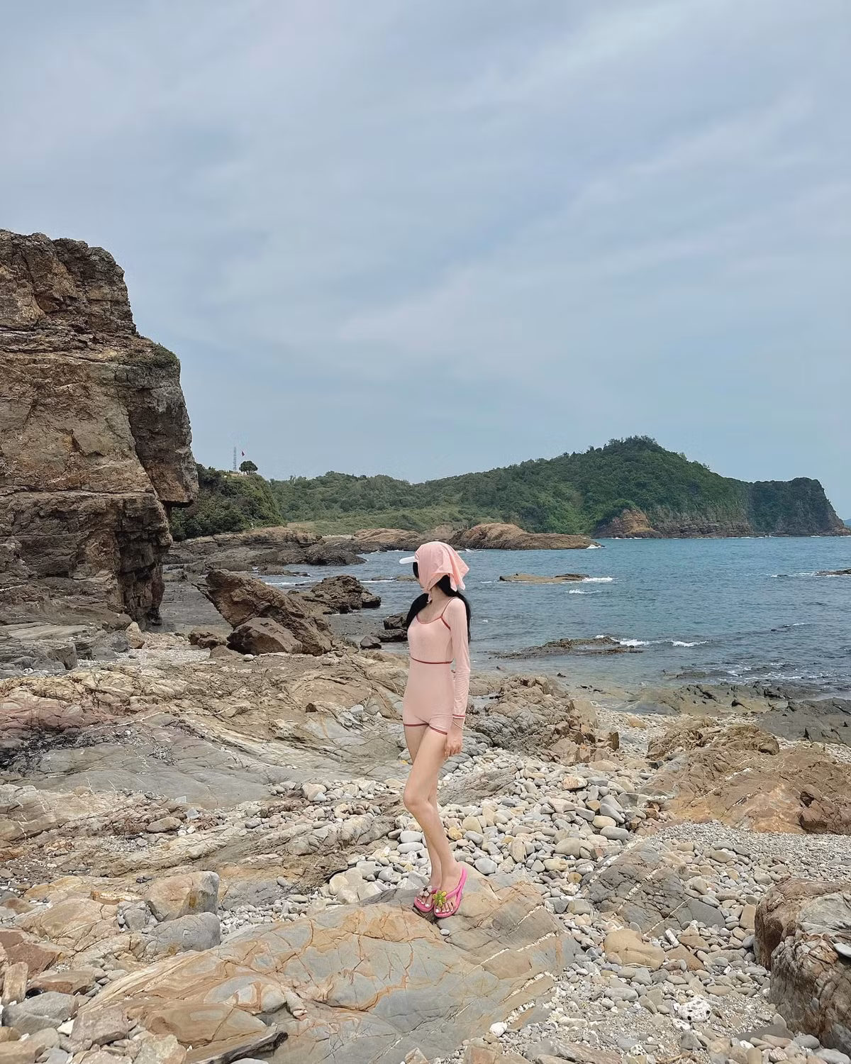 Ngược lại, lựa chọn tour trọn gói mang lại sự tiện lợi rõ rệt. Các công ty lữ hành hiện cung cấp nhiều gói tour Cô Tô 3 ngày 2 đêm với mức giá từ 2 đến 3 triệu đồng/người. Gói tour thường bao gồm xe đưa đón từ Hà Nội, vé tàu cao tốc khứ hồi, khách sạn, các bữa ăn và lịch trình tham quan sẵn có. Du khách chỉ cần đăng ký và chuẩn bị hành lý, mọi công đoạn còn lại đều có đơn vị tổ chức lo liệu. Ảnh Thu Thảo