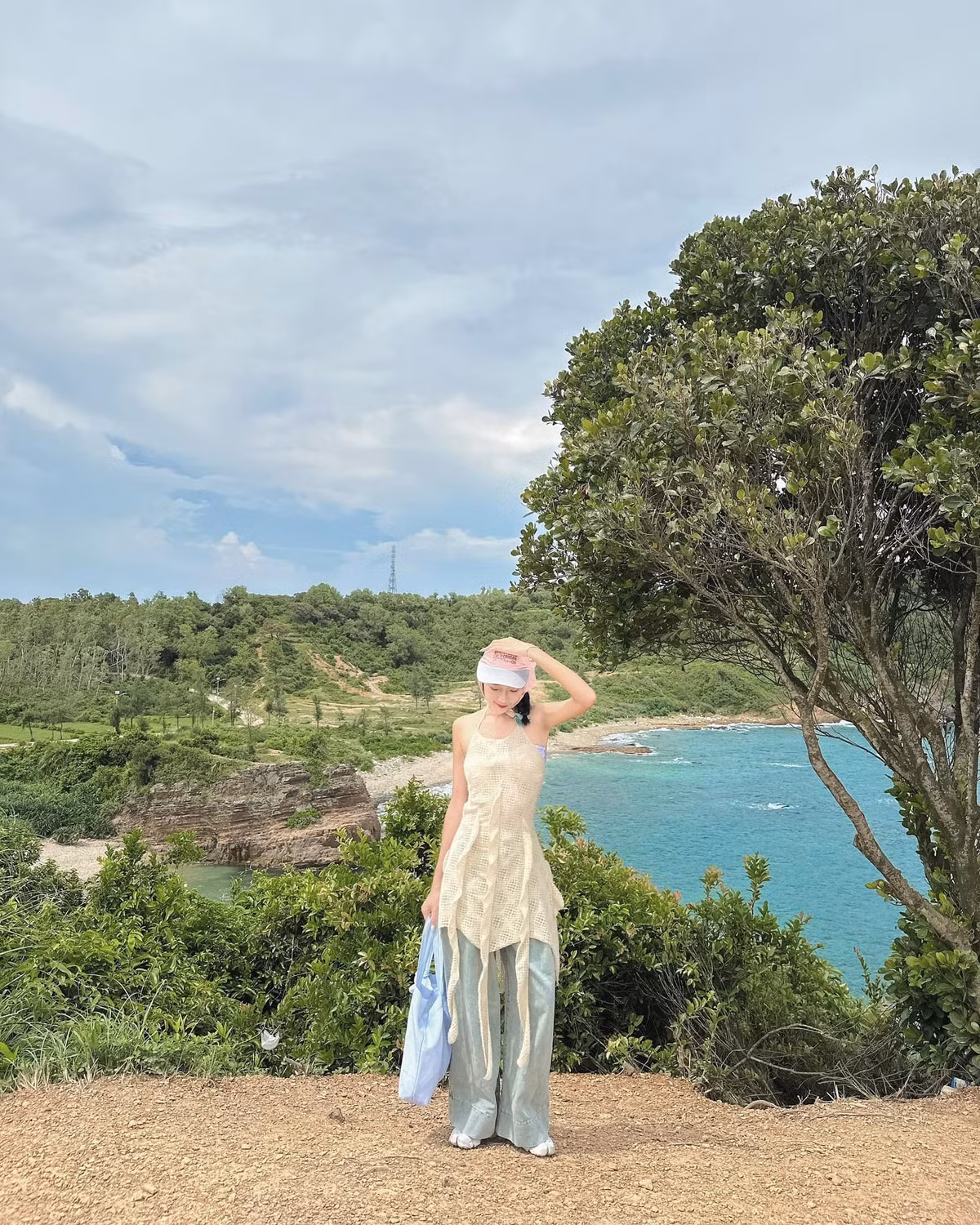 Tự túc khám phá hay đi tour trọn gói, mỗi hình thức đều có ưu điểm riêng. Nếu bạn là người thích trải nghiệm theo cách của riêng mình, đã quen với việc tự đặt dịch vụ và muốn kiểm soát ngân sách, hình thức tự túc sẽ mang lại sự thỏa mãn. Ngược lại, nếu mong một kỳ nghỉ thoải mái, không cần lo nghĩ nhiều, tour trọn gói chắc chắn là lựa chọn đáng cân nhắc. Ảnh Thu Thảo