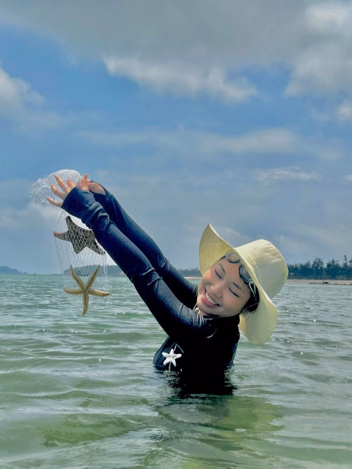 Đi tour đặc biệt phù hợp với gia đình có người lớn tuổi, trẻ nhỏ hoặc những ai muốn nghỉ ngơi đúng nghĩa mà không cần bận tâm đến lịch trình. Một số tour còn có hướng dẫn viên hỗ trợ xuyên suốt, giúp hành trình thêm thuận tiện. Tuy nhiên, điểm hạn chế là thời gian thường bị bó buộc, thiếu sự linh hoạt trong việc điều chỉnh lịch trình hoặc nghỉ ngơi tự do. Ngoài ra, du khách đi tour ghép đoàn có thể phải chia sẻ không gian với nhiều người lạ, ảnh hưởng phần nào đến trải nghiệm cá nhân. Ảnh Nguyễn Phương Lizh