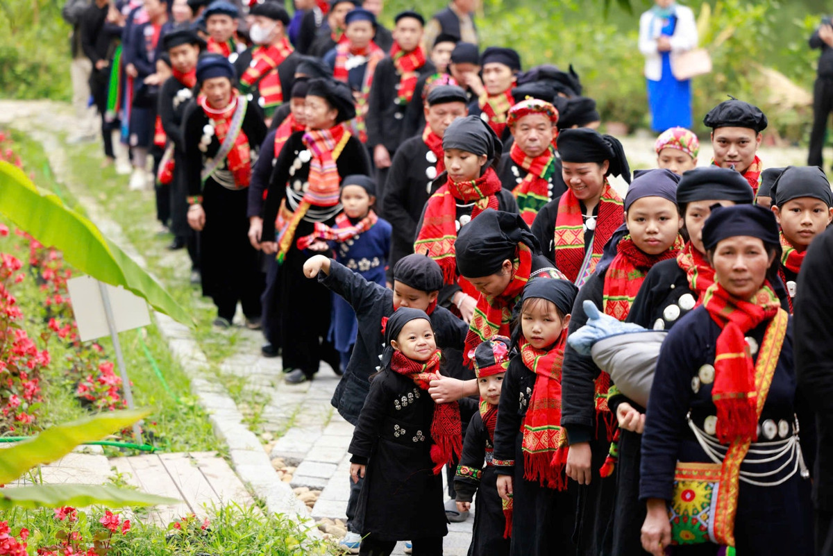 Được bao bọc bởi rừng cây, suối nhỏ và thảm cỏ xanh mướt, làng Thái Hải hiện lên như một “ốc đảo văn hóa”, nơi thiên nhiên và con người chung sống hài hòa.