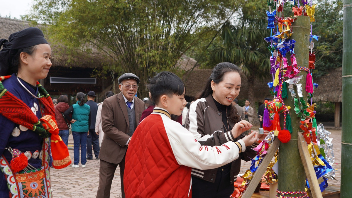 Một nét độc đáo hiếm nơi nào có chính là lối sống cộng đồng “ăn chung, làm chung, dùng chung”.